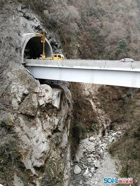 雅康高速公路隧间桥垮塌 有车辆掉坠